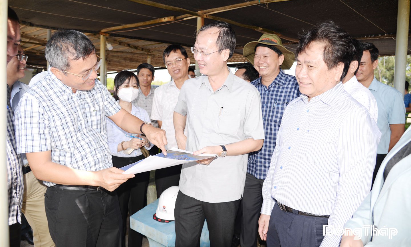 Nhà đầu tư báo cáo với lãnh đạo tỉnh về Dự án Nhà máy Điện gió Tân Thành.