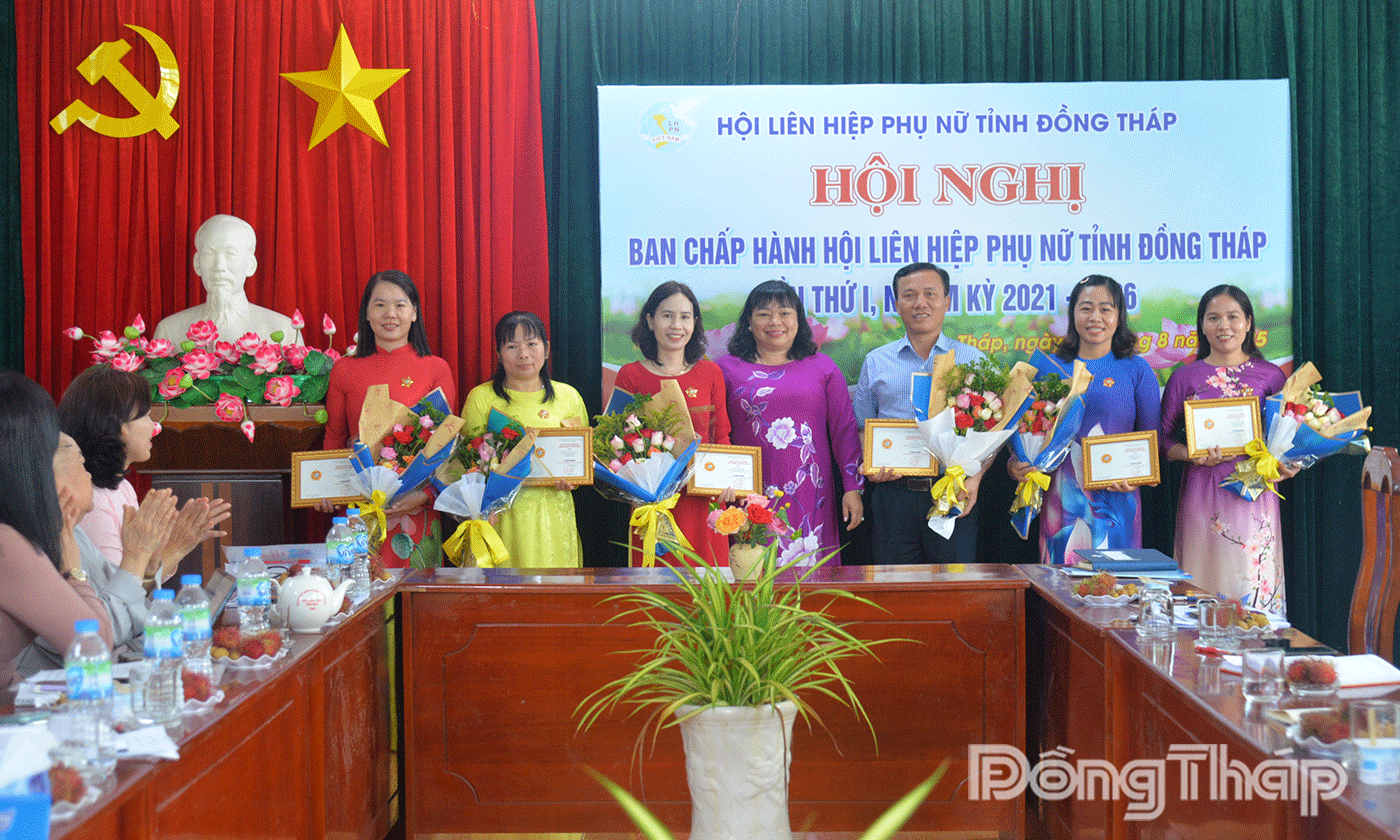Trao Kỷ niệm chương “Vì sự phát triển của Phụ nữ Việt Nam” cho các cá nhân.