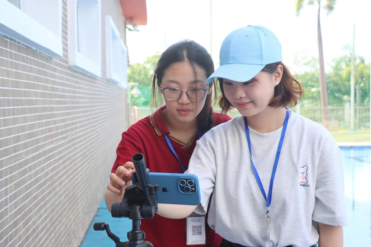 Sinh viên truyền thông thực hành phỏng vấn vận động viên bơi lội Ánh Viên- Ảnh 3.