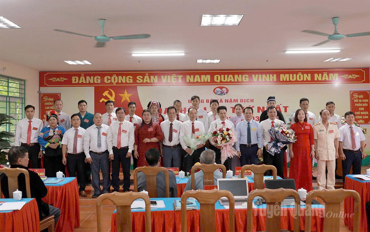 Đồng chí Vân Đình Thảo, Ủy viên BTV Tỉnh ủy, Giám đốc Sở Tài chính tặng hoa chúc mừng Ban Chấp hành Đảng bộ xã Nậm Dịch.