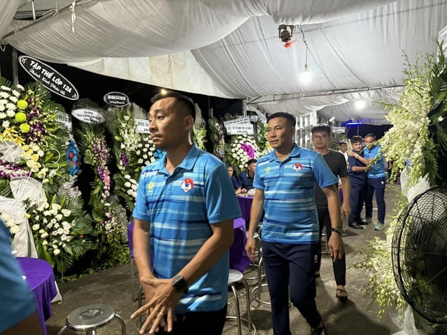 Tiễn đưa trọng tài Trần Đình Thịnh về nơi an nghỉ cuối cùng, Tổng thư ký VFF nói lời nghẹn ngào!- Ảnh 9.