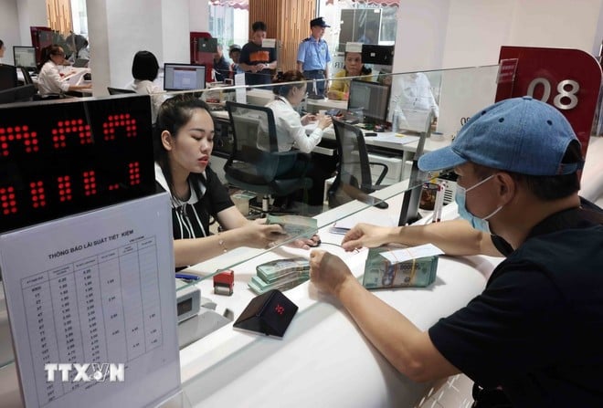Khách hàng giao dịch tại Agribank chi nhánh Hà Nội. (Ảnh: Trần Việt/TTXVN)