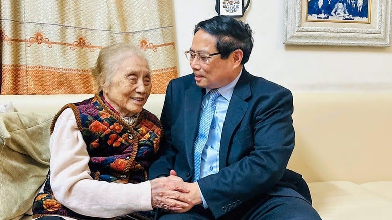 Le Premier ministre Pham Minh Chinh rend visite à l'ancienne vice-présidente Nguyen Thi Binh, première présidente du comité du prix Kovalevskaia du Vietnam. (Photo : VGP/Nhat Bac)