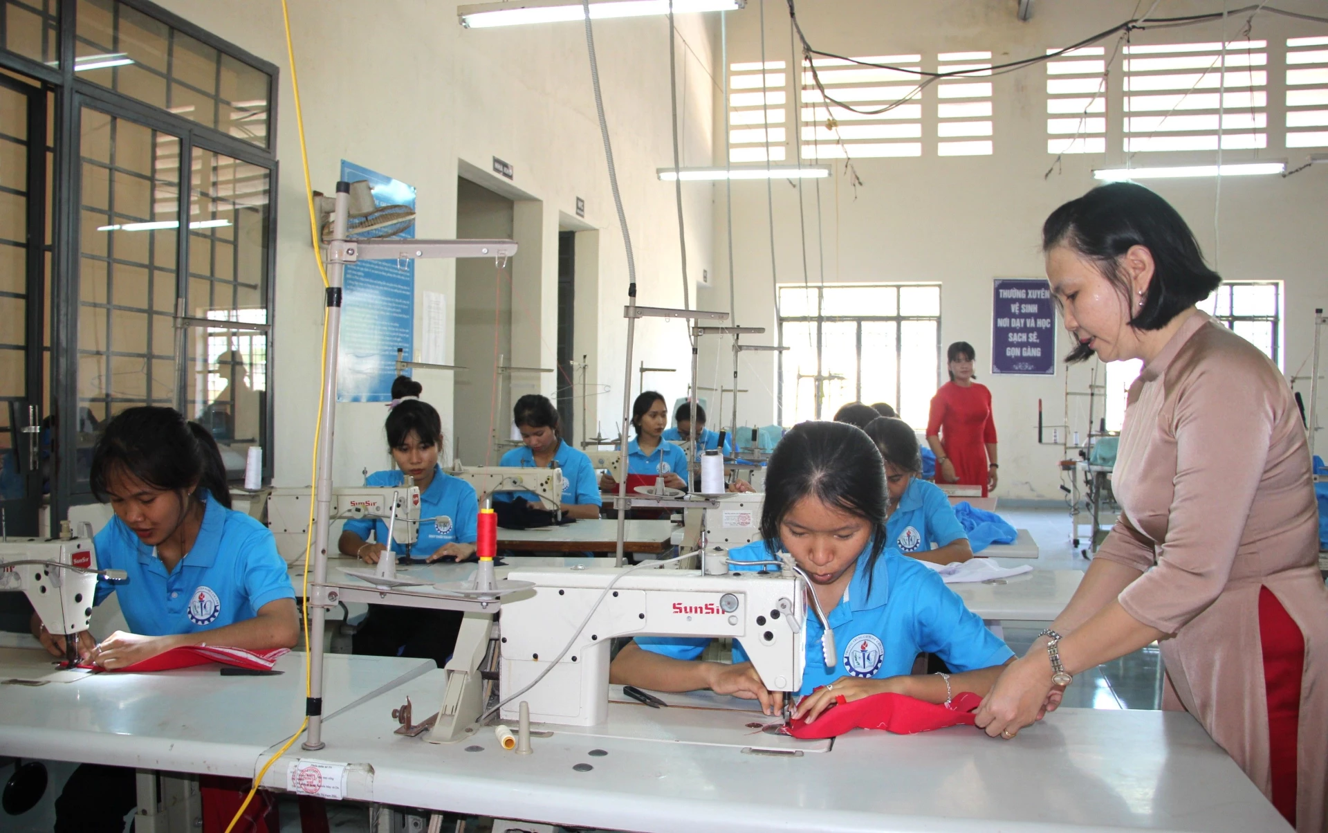 Trường Trung cấp Du lịch – Kỹ thuật Cam Ranh tổ chức dạy nghề may mặc cho lao động hộ đồng bào dân tộc thiểu số trên địa bàn.