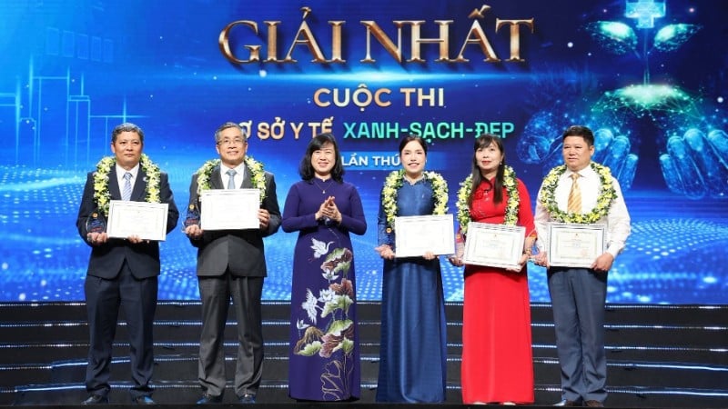 Minister of Health Dao Hong Lan awarded certificates and logos to 5 facilities that won first prize in the 