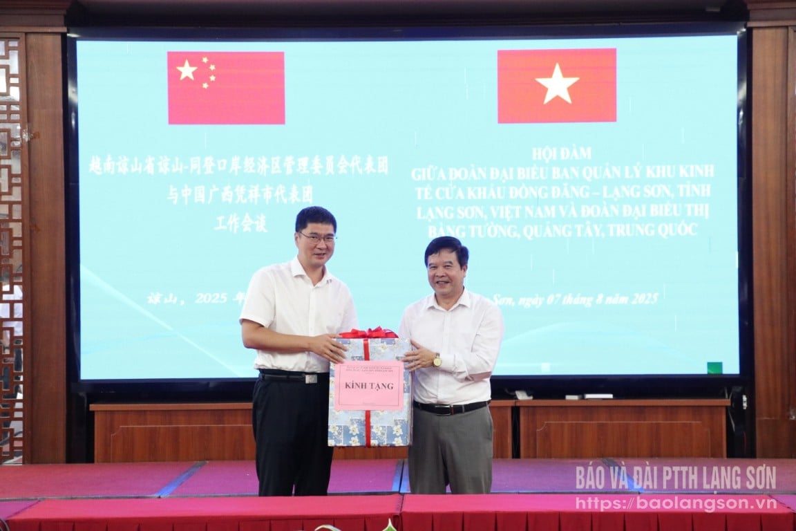 Lãnh đạo Ban Quản lý Khu Kinh tế cửa khẩu Đồng Đăng - Lạng Sơn tặng quà lưu niệm Đoàn đại biểu Thị ủy Bằng Tường, Quảng Tây, Trung Quốc