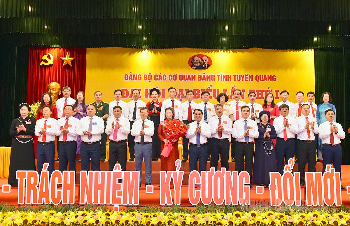 Các đồng chí thường trực Tỉnh ủy tặng hoa chúc mừng ra mắt BCH Đảng bộ các cơ quan Đảng tỉnh.