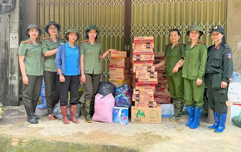 can-bo-hoi-vien-hoi-phu-nu-cong-an-dien-bien-trao-cac-nhu-yeu-pham-cho-nhan-dan-bu-thiet-hai-do-mua-lu-2.jpg