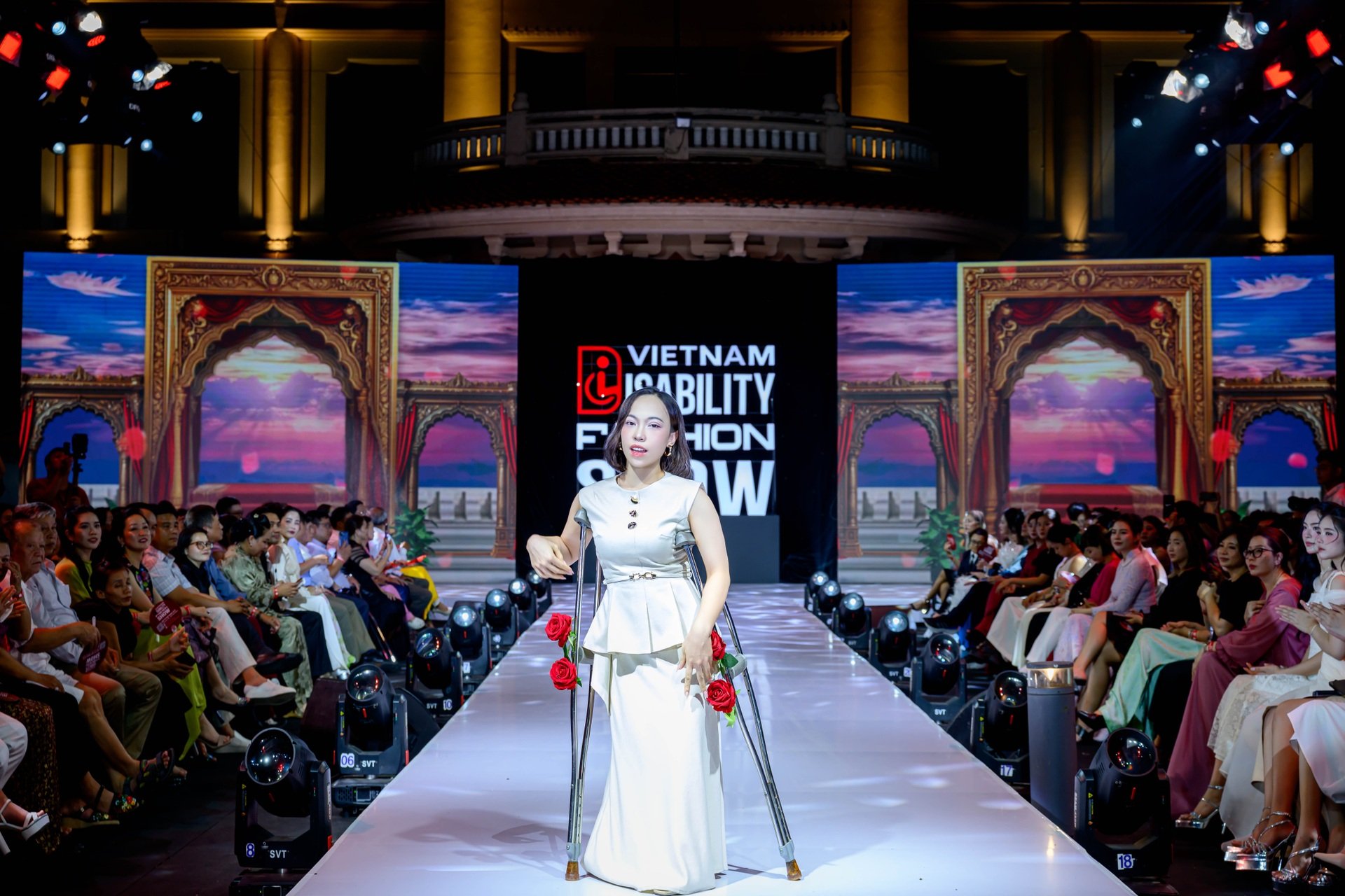 Người mẫu ngồi xe lăn, cặp vợ chồng tí hon tự tin trình diễn thời trang - 3
