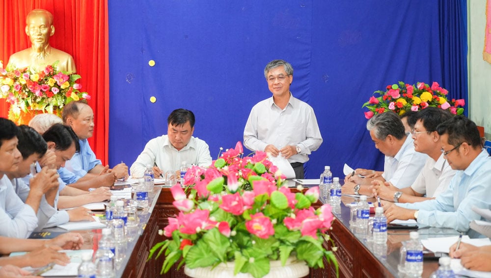 Phó Chủ tịch UBND tỉnh- Châu Văn Hòa làm việc tại HTX Thủy sản Rạng Đông.