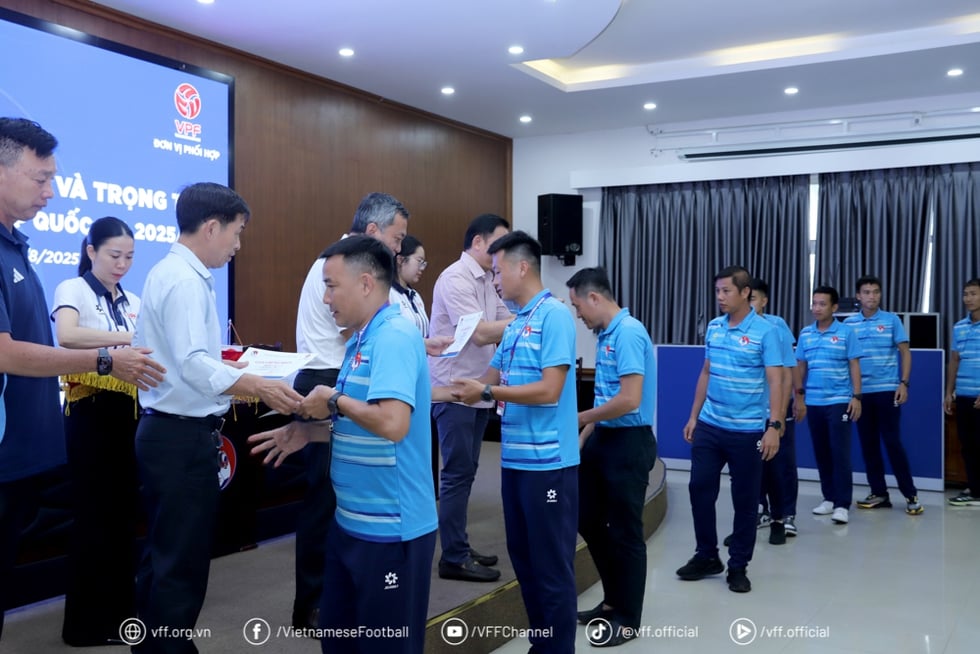 Chủ tịch VFF nói gì với các trọng tài trong ngày bế mạc lớp tập huấn vừa xảy ra chuyện buồn? - Ảnh 6.