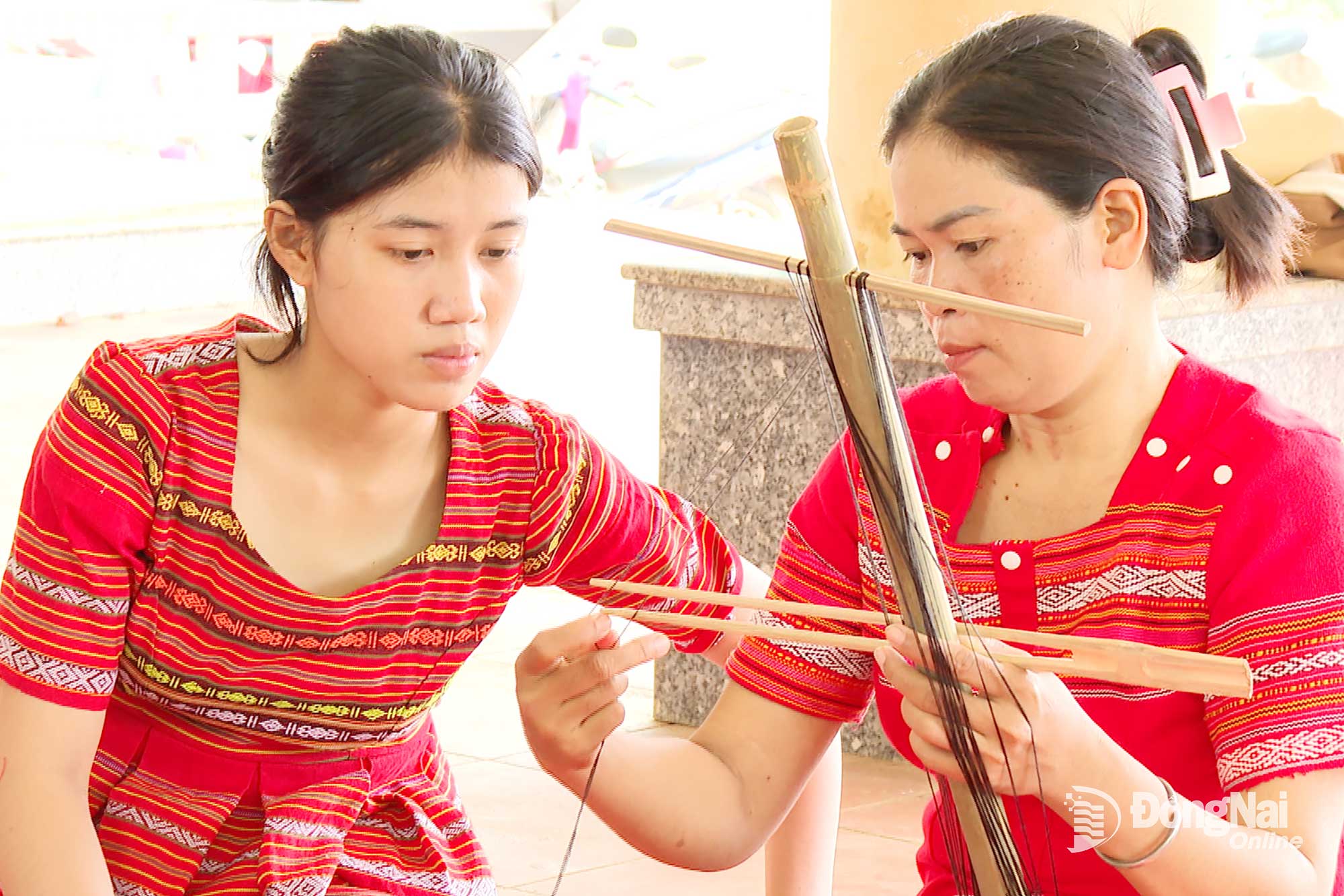 ការលើកកម្ពស់ទិន្នផលផលិតផលជួយឱ្យស្ត្រី សៀង ខិតខំប្រឹងប្រែងរៀនសិប្បកម្មតម្បាញប្រពៃណី។ រូបថត៖ ទុយ ហ៊ុយ