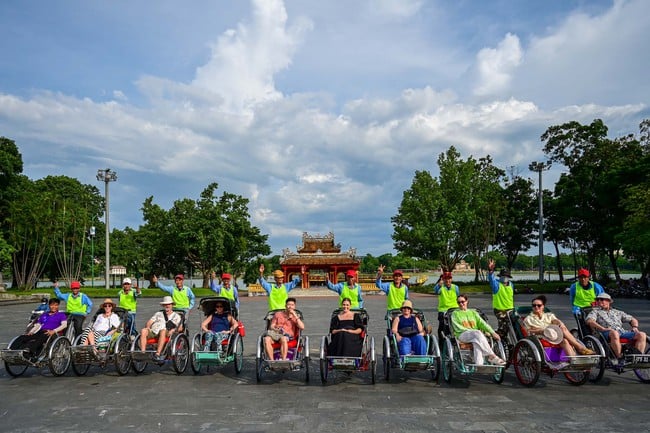 Đoàn Famtrip là các KOLs Australia đến trải nghiệm du lịch tại Huế - Ảnh 1.