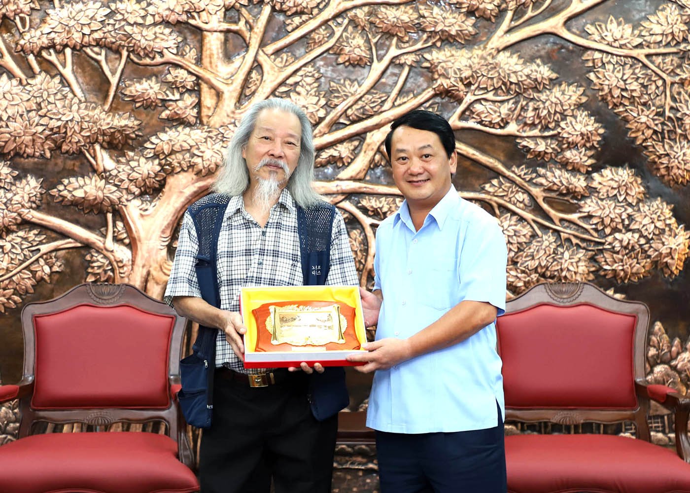 លេខាបក្សខេត្ត Hau A Lenh បានជូនវត្ថុអនុស្សាវរីយ៍ដល់កូនប្រុសរបស់តន្ត្រីករ Van Cao ជូនដល់កូនប្រុសរបស់អតីតតន្ត្រីករ Van Cao នូវវត្ថុអនុស្សាវរីយ៍មកពីខេត្ត Tuyen Quang។