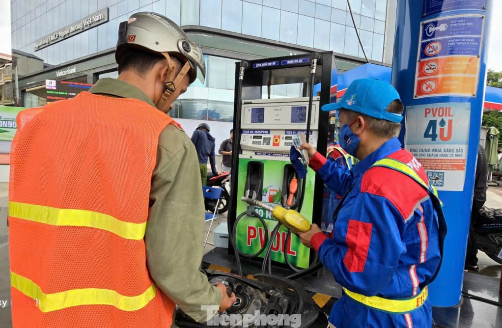 Giá xăng tăng nhẹ từ 15h chiều nay.