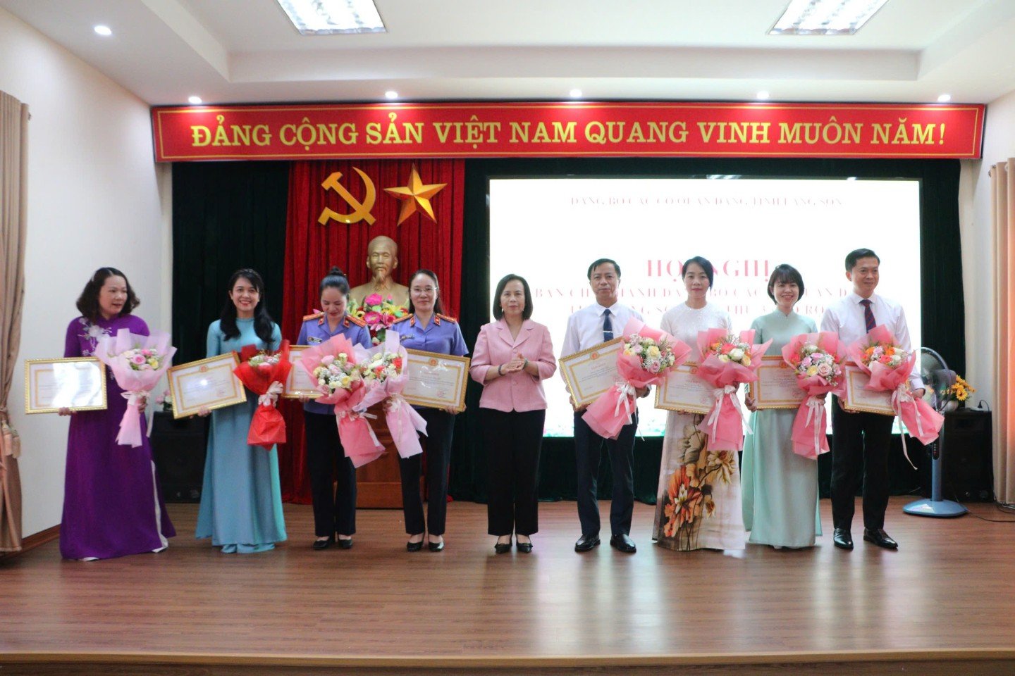 Đồng chí Đoàn Thị Hậu, Phó Bí thư Thường trực Tỉnh ủy, Chủ tịch HĐND tỉnh, Bí thư Đảng ủy CCQ Đảng tỉnh tặng giấy khen cho các tập thể, cá nhân có thành tích xuất sắc trong 10 năm thực hiện Chỉ thị số 05-CT/TW ngày 15/5/2016 của Bộ Chính trị