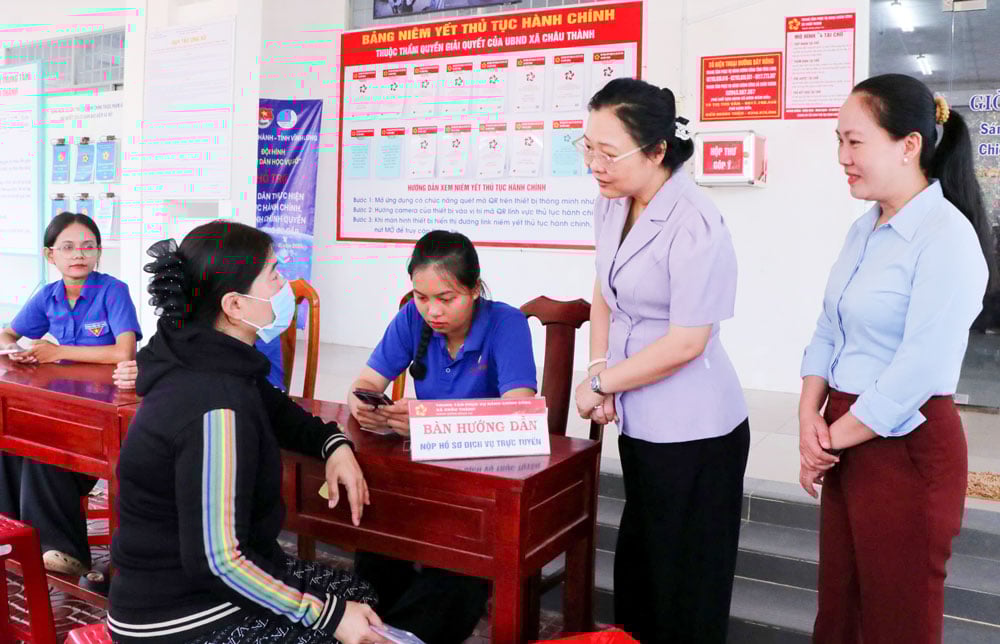 Phó Chủ tịch UBND tỉnh- Nguyễn Thị Quyên Thanh lắng nghe phản hồi của người dân tại Trung tâm Phục vụ hành chính công xã Châu Thành.