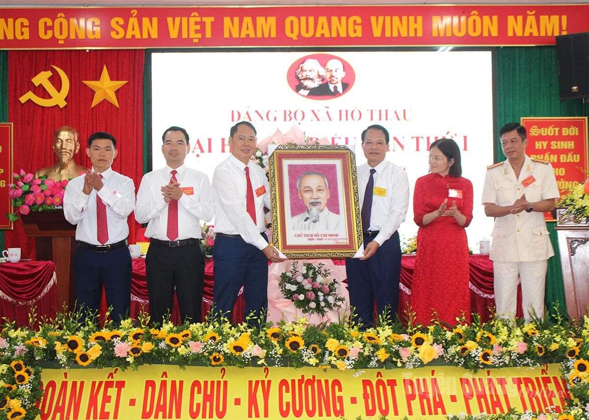 Đồng chí Vân Đình Thảo, Ủy viên BTV Tỉnh ủy, Giám đốc Sở Tài chính tặng Đại hội Đảng bộ xã Hồ Thầu bức chân dung Chủ tịch Hồ Chí Minh.
