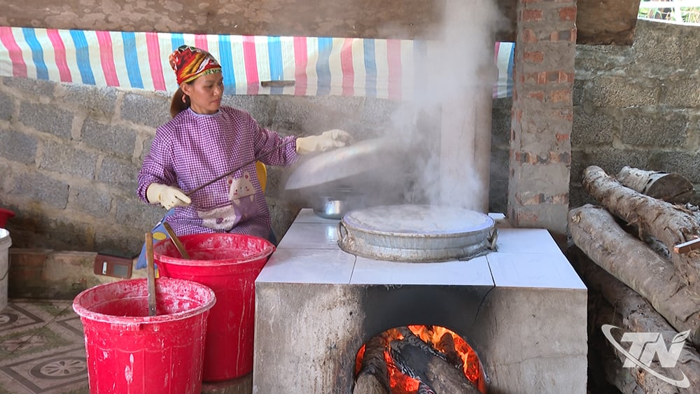 Người dân xã Côn Minh làm miến tráng tay. 
