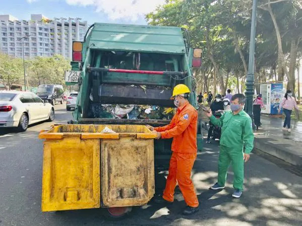 Công nhân VESCO thu gom rác trên đường Thùy Vân, phường Vũng Tàu. Ảnh: QUANG VŨ