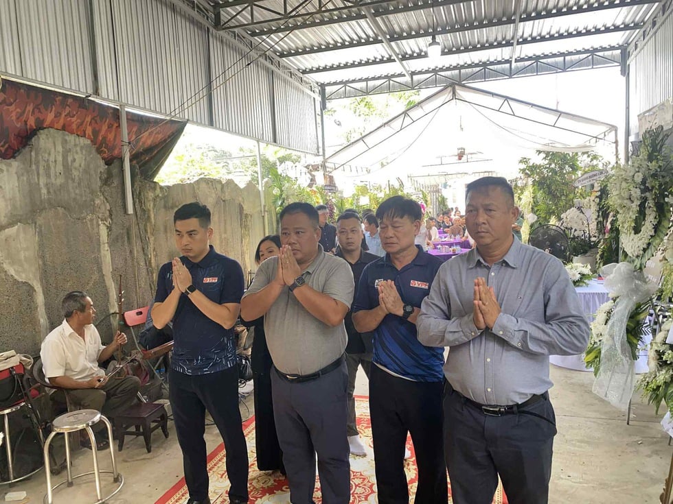 Tiễn đưa trọng tài Trần Đình Thịnh về nơi an nghỉ cuối cùng, Tổng thư ký VFF nói lời nghẹn ngào!- Ảnh 4.