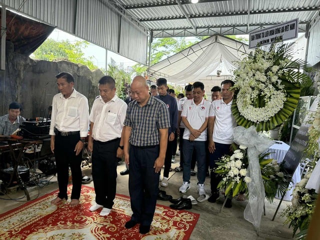 Tiễn đưa trọng tài Trần Đình Thịnh về nơi an nghỉ cuối cùng, Tổng thư ký VFF nói lời nghẹn ngào!- Ảnh 7.