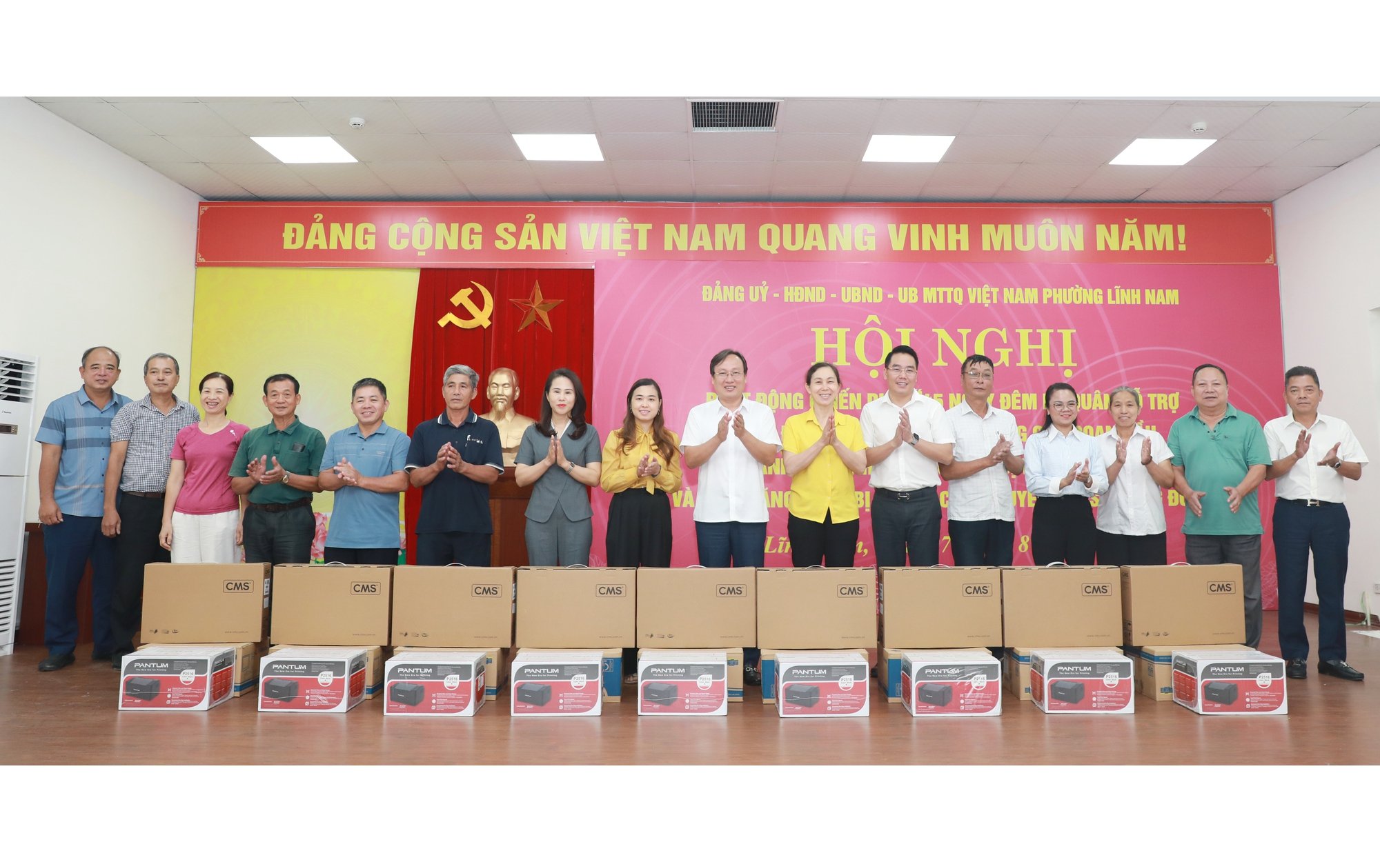 Lãnh đạo phường Lĩnh Nam trao bộ máy tính tặng các Tổ dân phố trên địa bàn