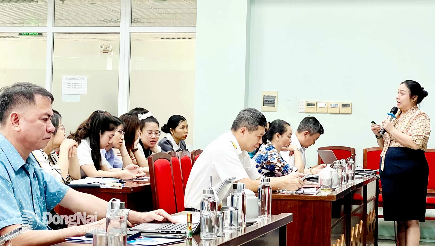 
Đại diện Bảo hiểm xã hội tỉnh Đồng Nai giải đáp các thắc mắc của doanh nghiệp liên quan đến chính sách bảo hiểm xã hội. Ảnh: Kim Liễu 