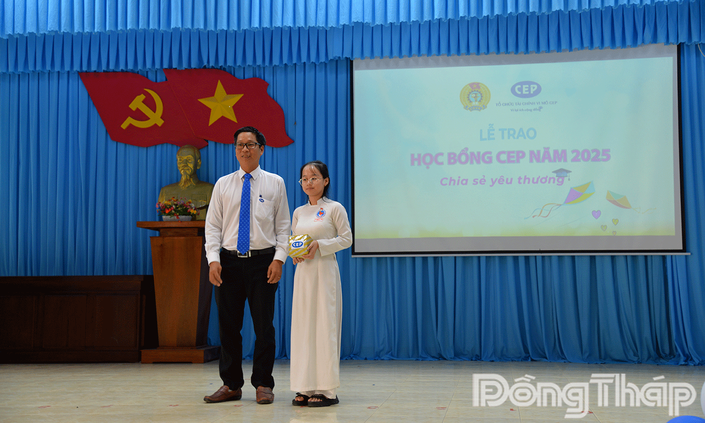 Ông Nguyễn Hải Triều Giám đốc Chi nhánh CEP Mỹ Tho trao quà cho học sinh khó khăn tại lễ 