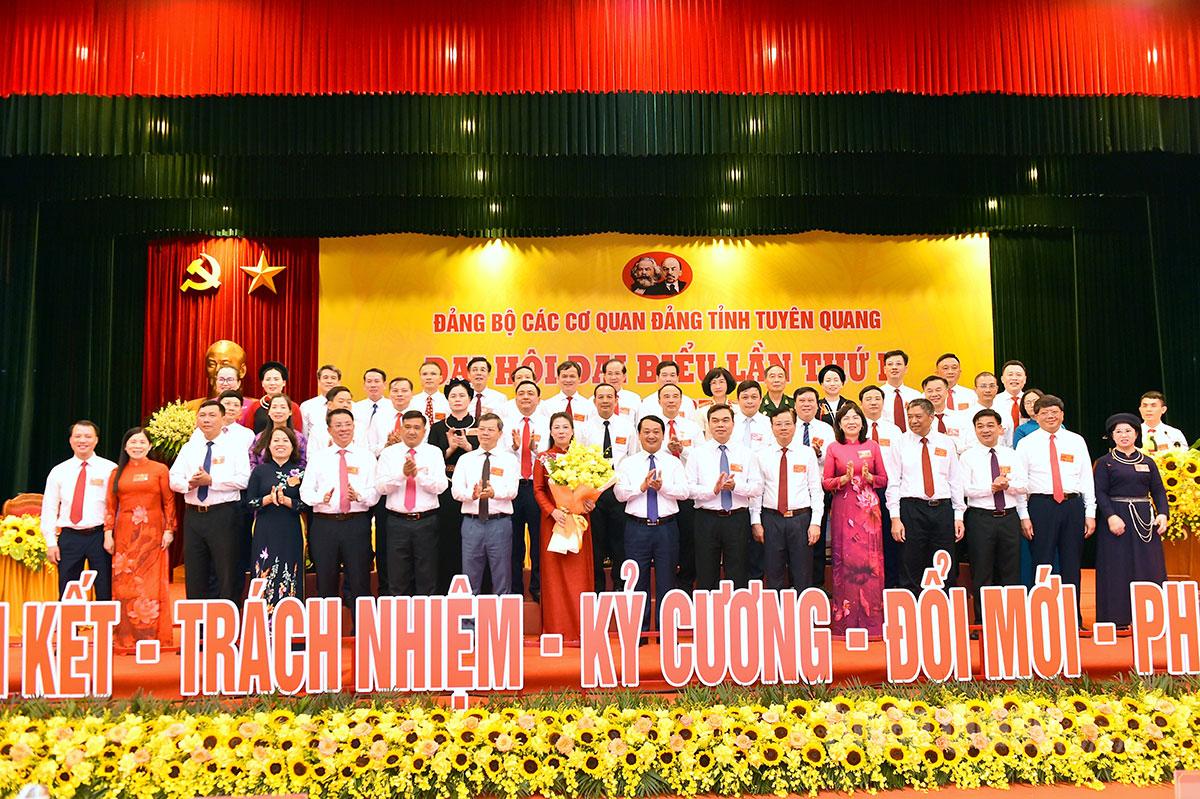 Đoàn đại biểu đi dự Đại hội Đảng bộ tỉnh lần thứ XVIII ra mắt tại Đại hội.