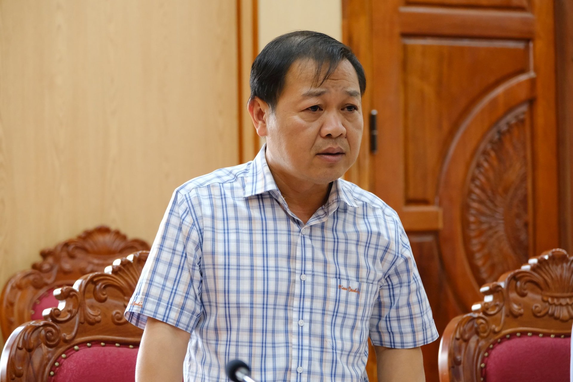 Đồng chí Trần Hồng Quyết, Bí thư Đảng ủy xã Di Linh nêu các vướng mắc trong công tác vận hành chính quyền hai cấp