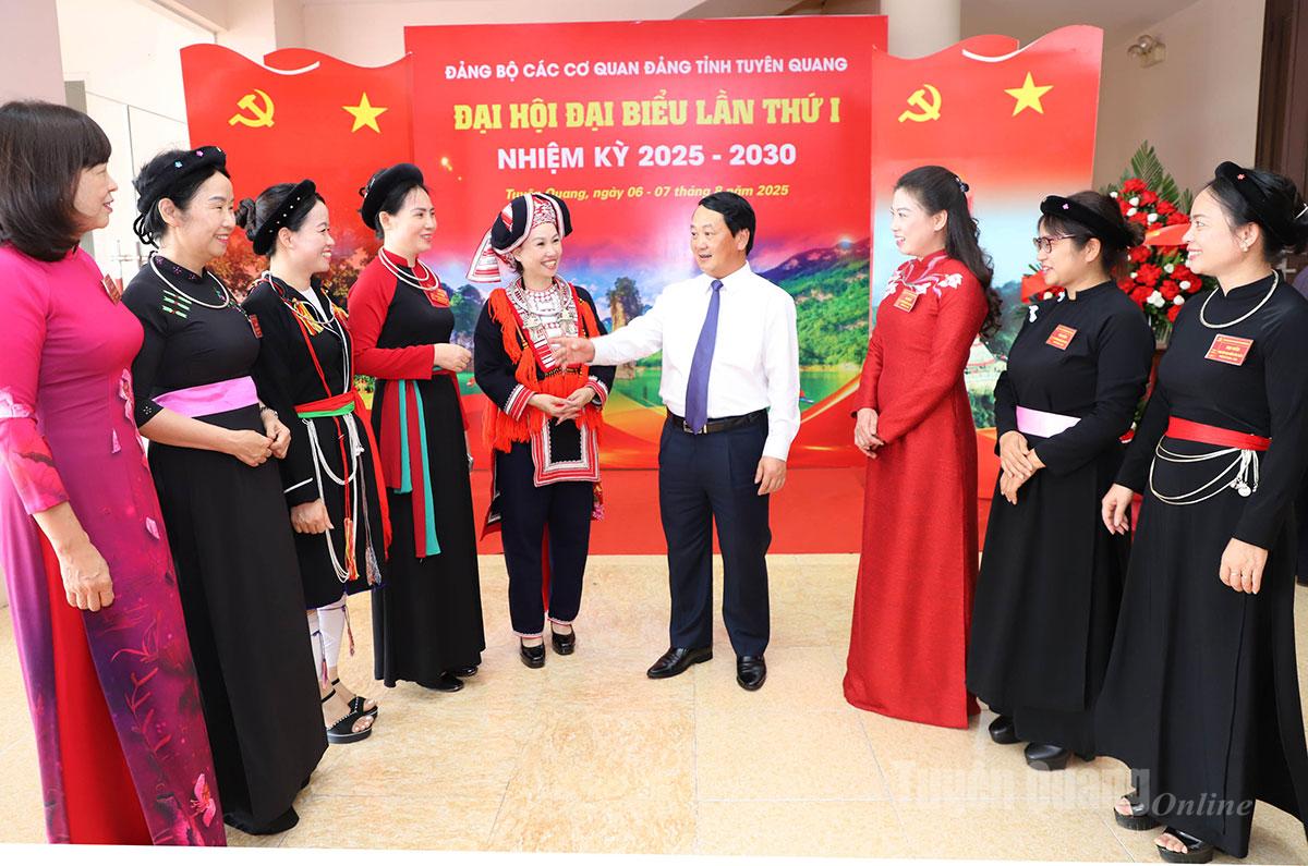 Đồng chí Bí thư Tỉnh ủy Hầu A Lềnh và đồng chí Phó Bí thư Thường trực Tỉnh ủy, Bí thư Đảng ủy các cơ quan Đảng tỉnh Lê Thị Kim Dung trao đổi với các đại biểu nữ dân tộc thiểu số dự Đại hội.