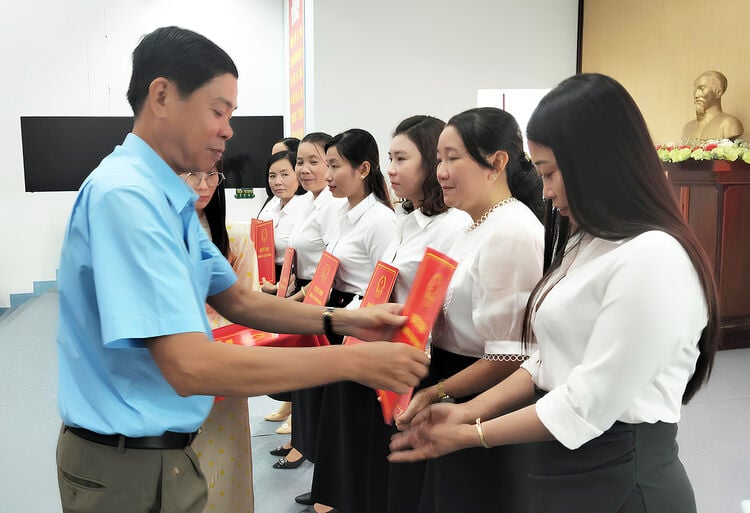 Xã Vĩnh Phong công bố quyết định thành lập trường học trên địa bàn