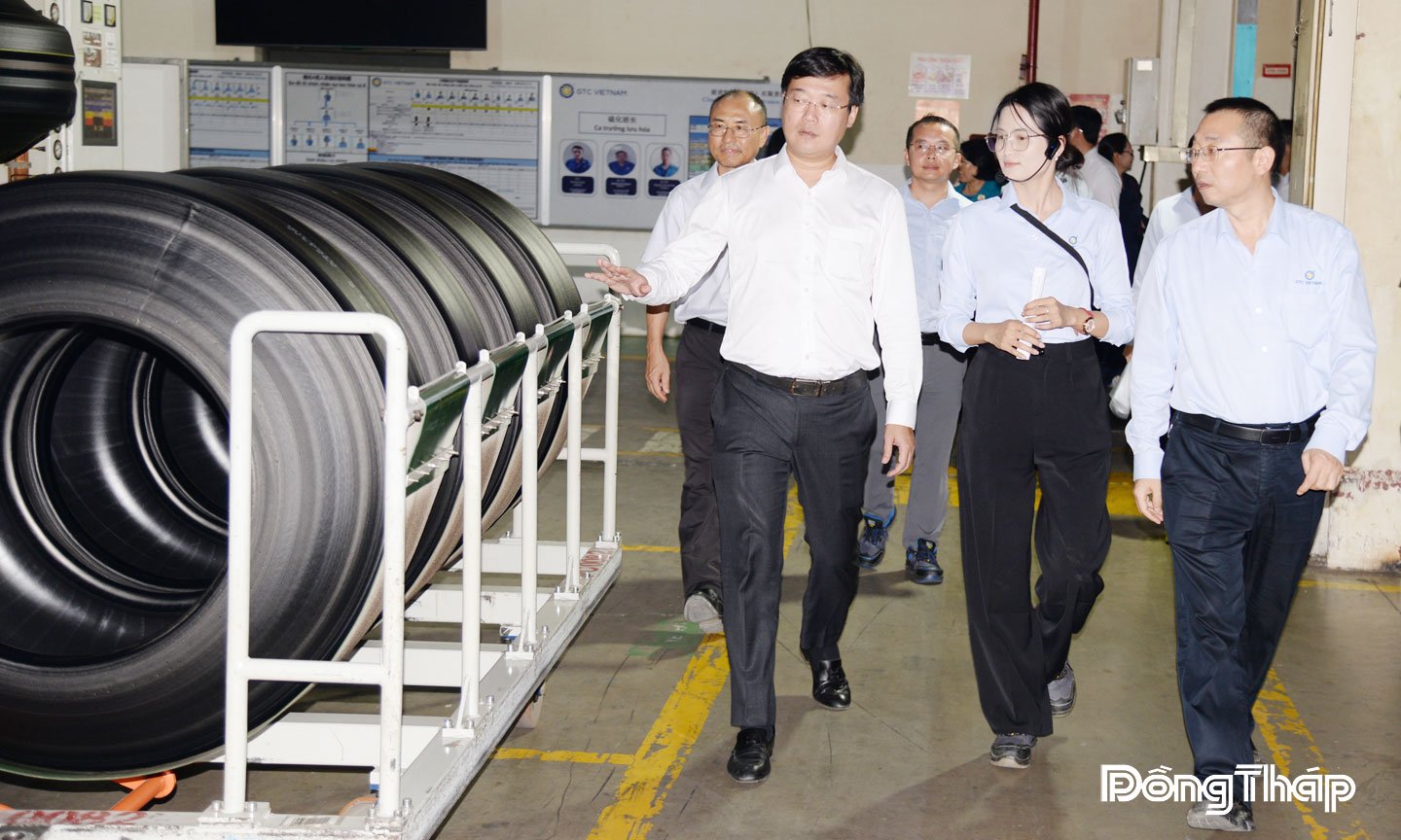 Lãnh đạo tỉnh tìm hiểu hoạt động sản xuất tại Công ty TNHH Lốp Advance Việt Nam.