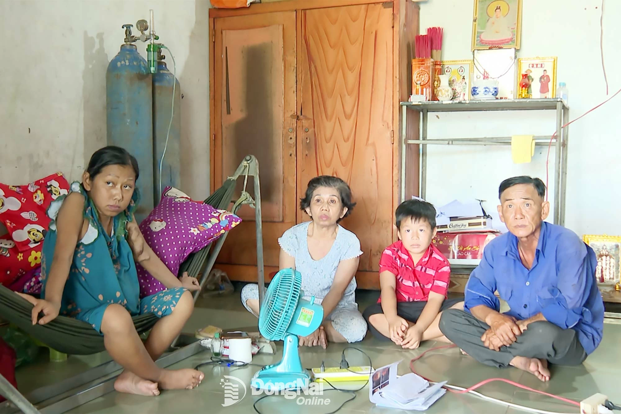 ជំងឺ ភាពក្រីក្រ ភាពជាប់គាំង - ទាំងអស់ត្រូវបានបង្រួមនៅក្នុងក្រសែភ្នែកអស់សង្ឃឹមរបស់សមាជិក 4 នាក់នៃគ្រួសារលោកស្រី Cai ដែលក្នុងនោះមាន 2 នាក់ធ្ងន់ធ្ងរនិងកូនតូចម្នាក់ - រូបថត: Thu Hien