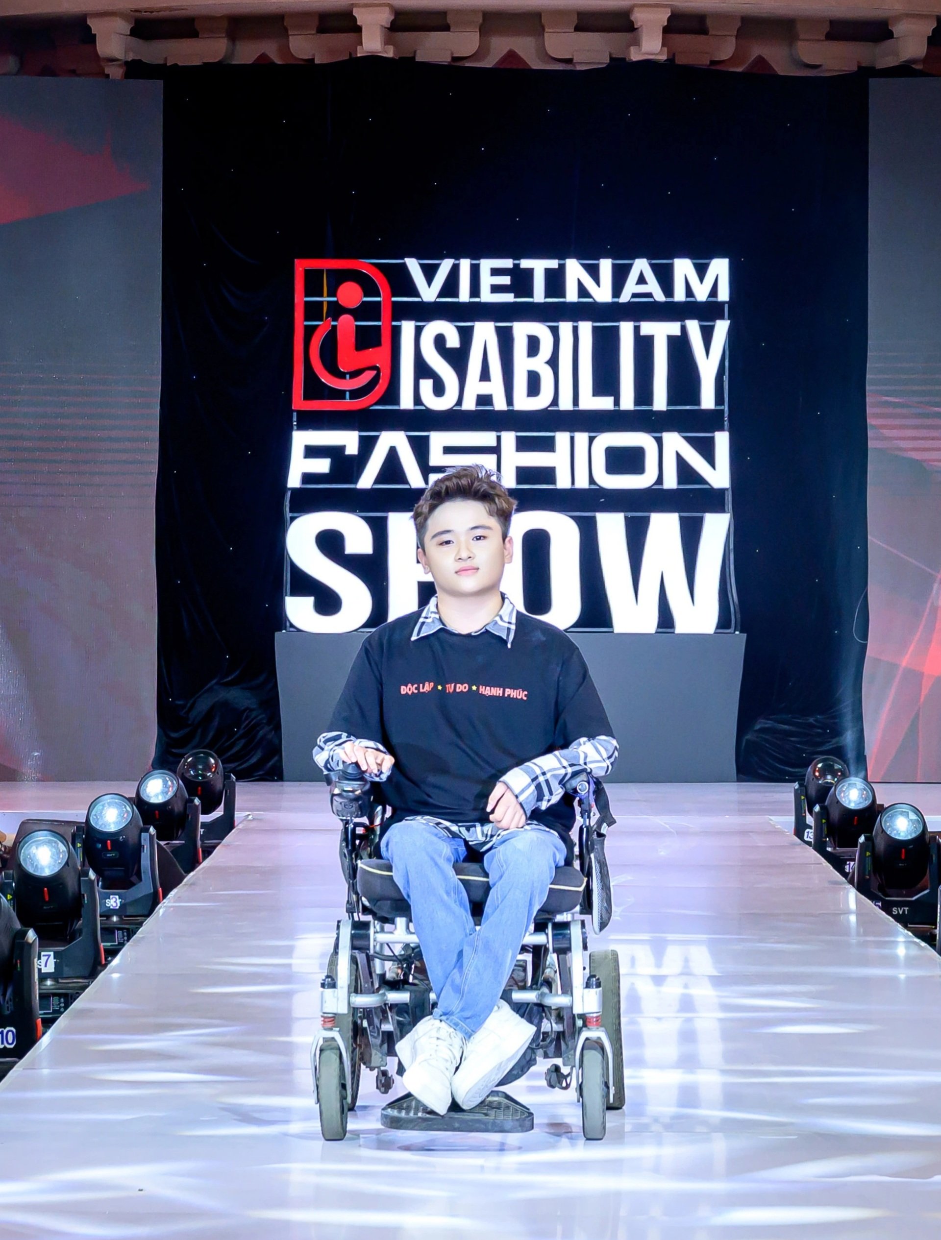 Người mẫu ngồi xe lăn, cặp vợ chồng tí hon tự tin trình diễn thời trang - 7