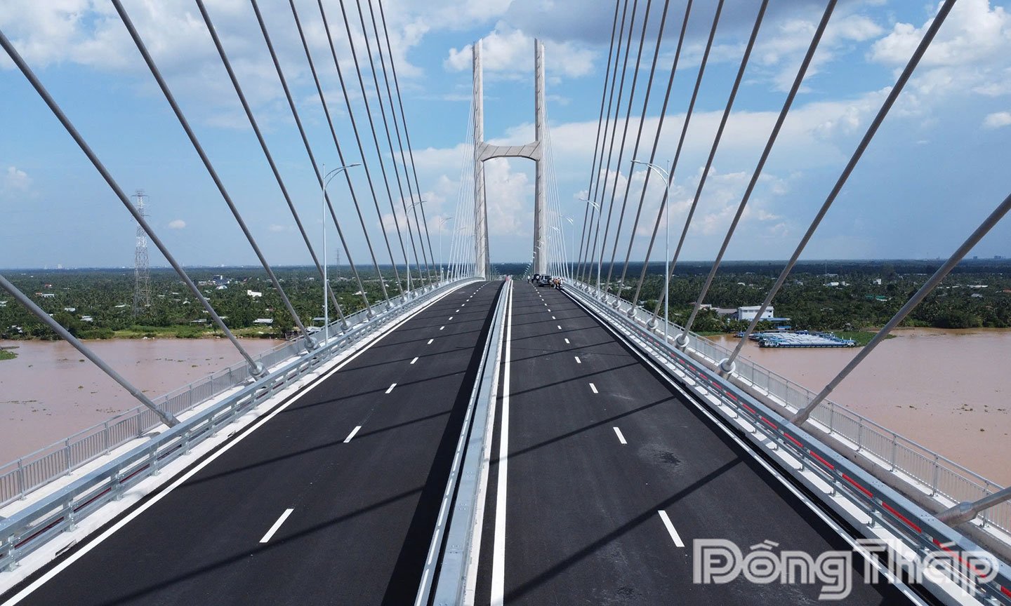 Cầu Rạch Miễu 2 đã gần như hoàn chỉnh, chờ đưa vào sử dụng.