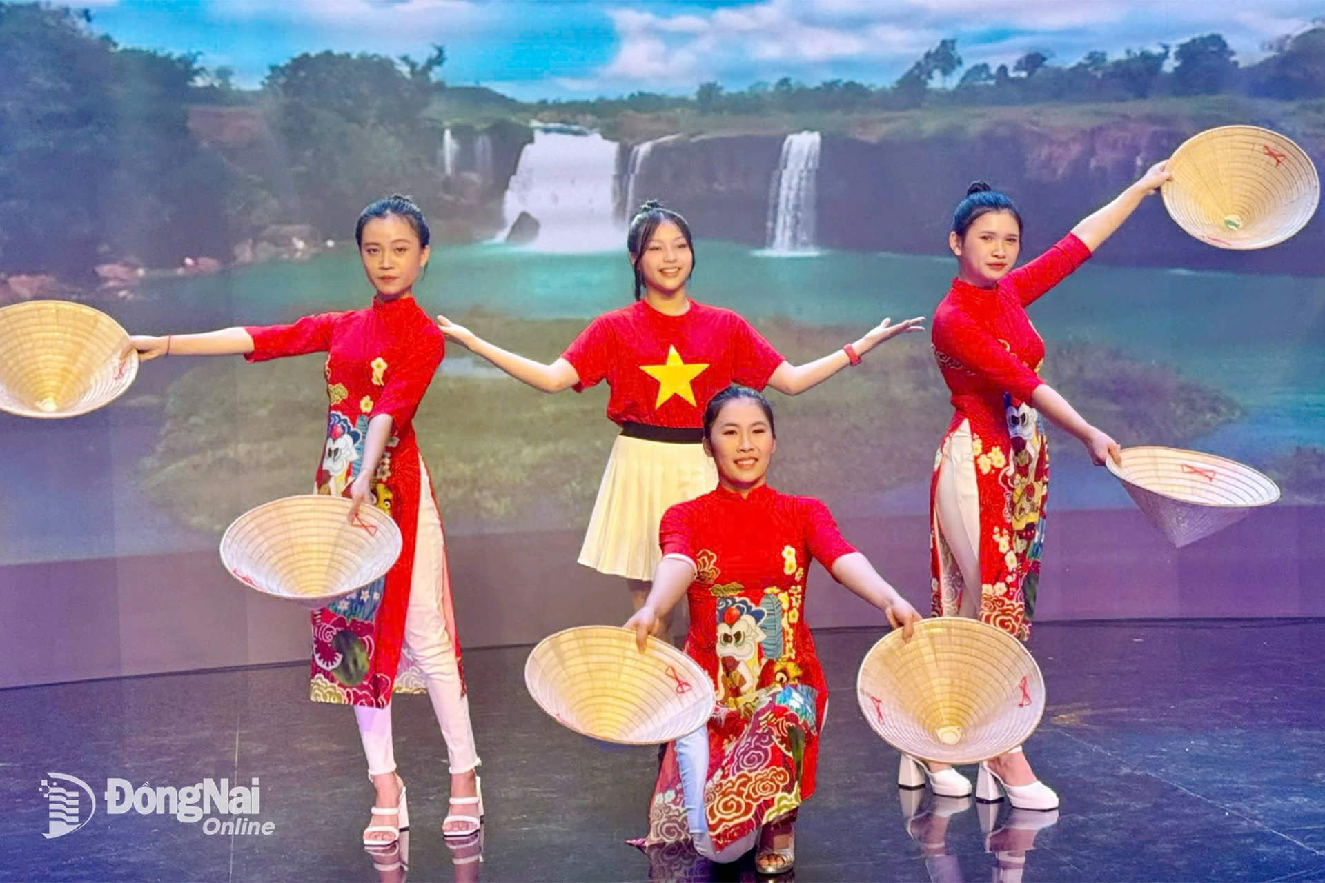 Ca sĩ nhí Ái Khanh cùng nhóm múa Hoa Học Trò duyên dáng thể hiện ca khúc Một vòng Việt Nam (sáng tác: Đông Thiên Đức) trong chương trình “Vườn hoa âm nhạc tuổi thơ”, mang đến không gian đậm đà bản sắc dân tộc với hình ảnh tà áo dài, nón lá và cảnh sắc quê hương. Ảnh: Minh Huệ