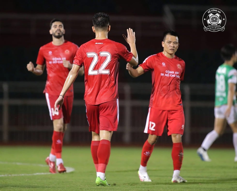 Tiến Linh ghi bàn thắng đầu tiên cho CLB Công an TP.HCM, HLV Lê Huỳnh Đức rất vui- Ảnh 5.