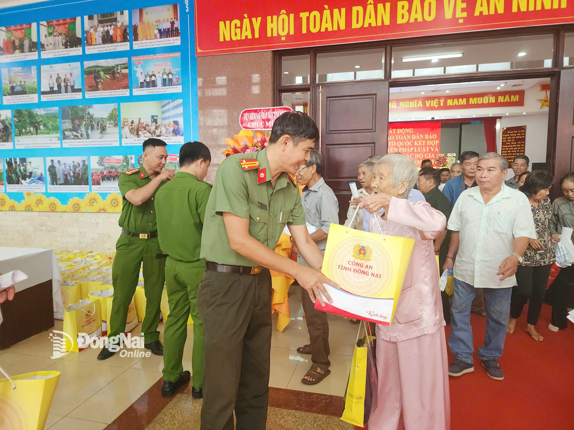 Police force gives gifts to people in Binh Loc ward, Dong Nai province. Photo: To Tam