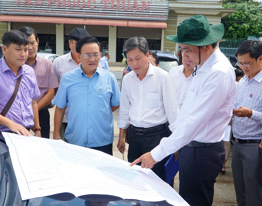 Đoàn công tác khảo sát tiến độ thực hiện dự án đầu tư Khu công nghiệp Gilmex Vĩnh Long.