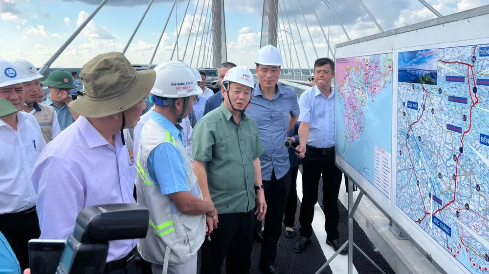 Phó Thủ tướng Trần Hồng Hà thị sát tại dự án cầu Rạch Miễu 2