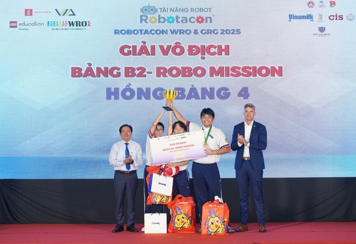 Học sinh Trường THCS Hồng Bàng - TP.HCM vô địch Giải Robotacon Wro 2025 - Ảnh 1.