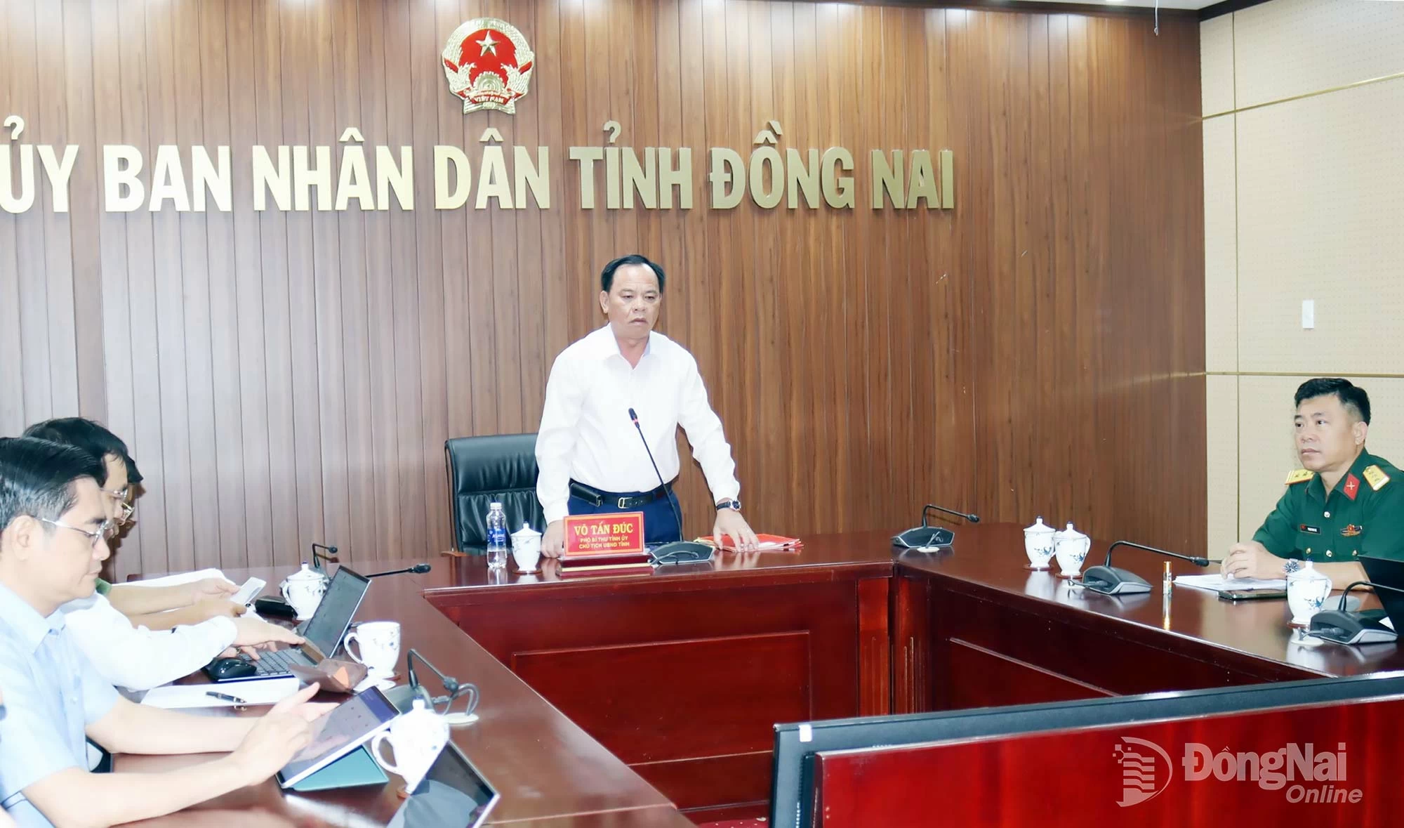 Phó Bí thư Tỉnh ủy, Chủ tịch UBND tỉnh Võ Tấn Đức thông tin về tình hình kinh tế - xã hội tỉnh Đồng Nai tại phiên họp Chính phủ thường kỳ tháng 7 trực tuyến với các địa phương. Ảnh: Hoàng Lộc