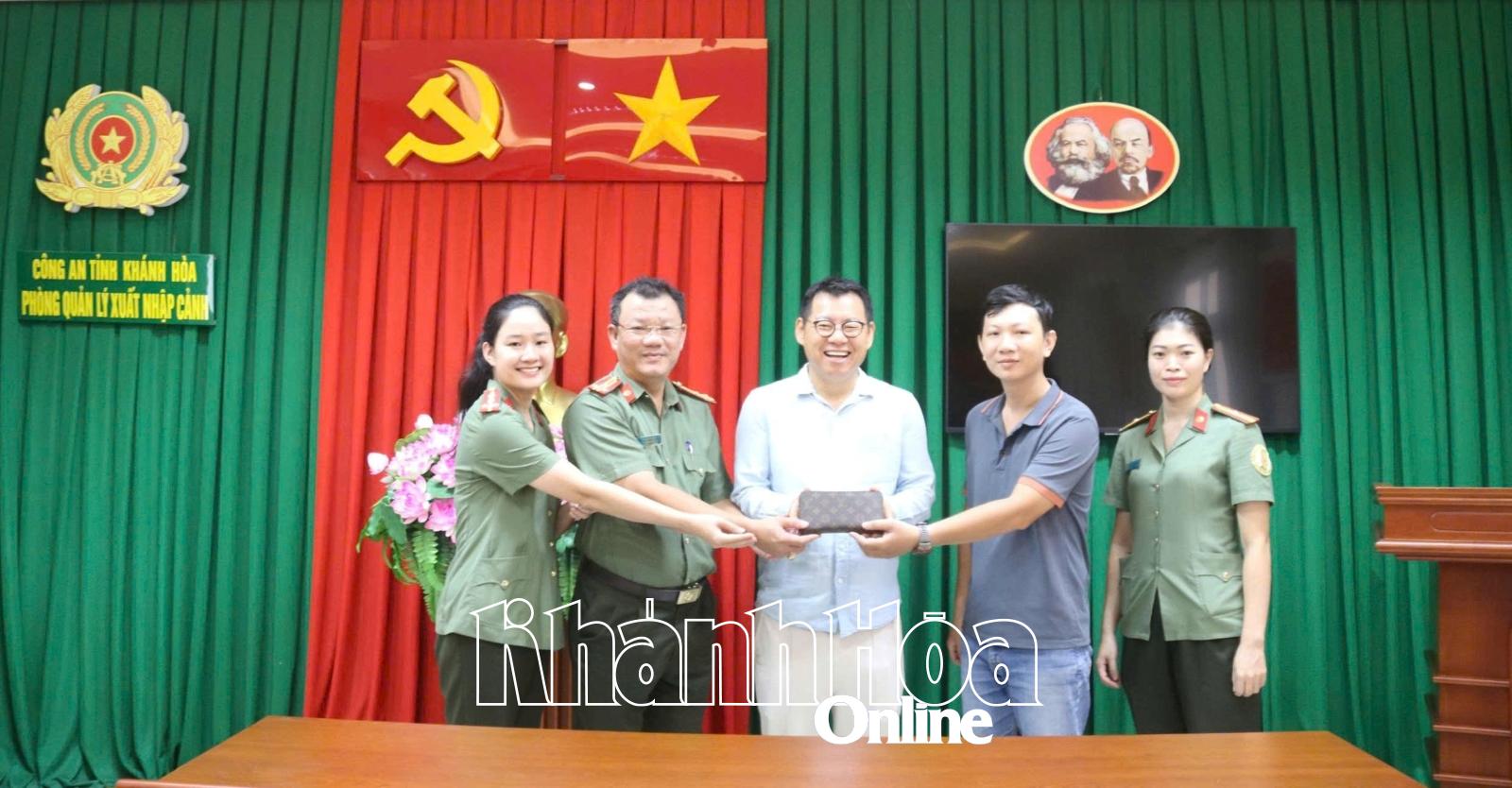 Lãnh đạo Phòng Quản lý xuất nhập cảnh cùng Phòng Cảnh sát hình sự Công an tỉnh trao trả lại toàn bộ tài sản cho ông Shin Inho (thứ 3, từ trái qua).