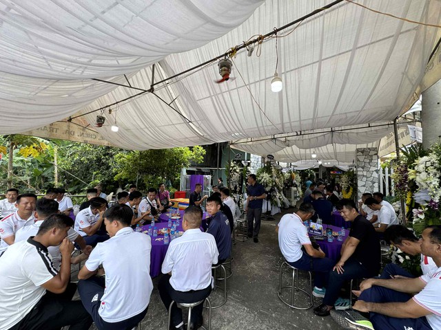 Tiễn đưa trọng tài Trần Đình Thịnh về nơi an nghỉ cuối cùng, Tổng thư ký VFF nói lời nghẹn ngào!- Ảnh 2.