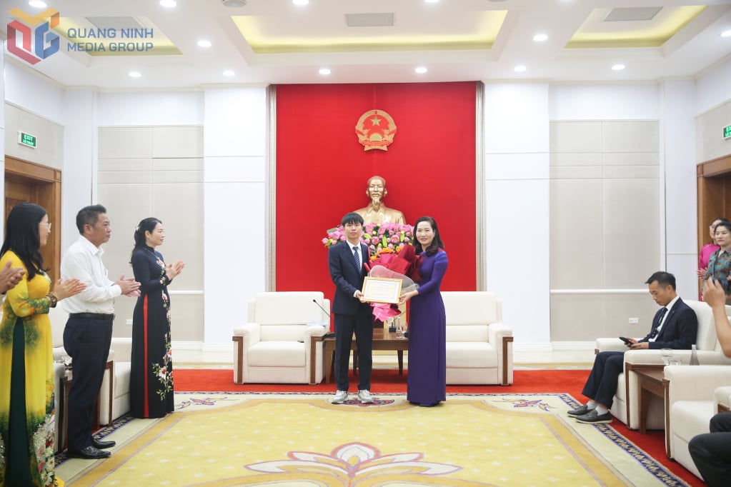 Đồng chí Nguyễn Thị Hạnh, Phó Chủ tịch UBND tỉnh trao khen thưởng cho học sinh 