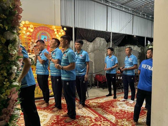 Tiễn đưa trọng tài Trần Đình Thịnh về nơi an nghỉ cuối cùng, Tổng thư ký VFF nói lời nghẹn ngào!- Ảnh 8.