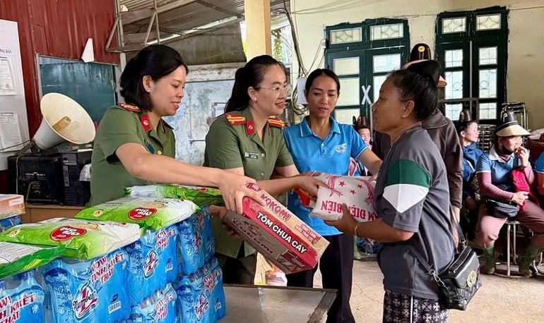 can-bo-hoi-vien-hoi-phu-nu-cong-an-dien-bien-trao-cac-nhu-yeu-pham-cho-nhan-dan-bu-thiet-hai-do-mua-lu.jpg