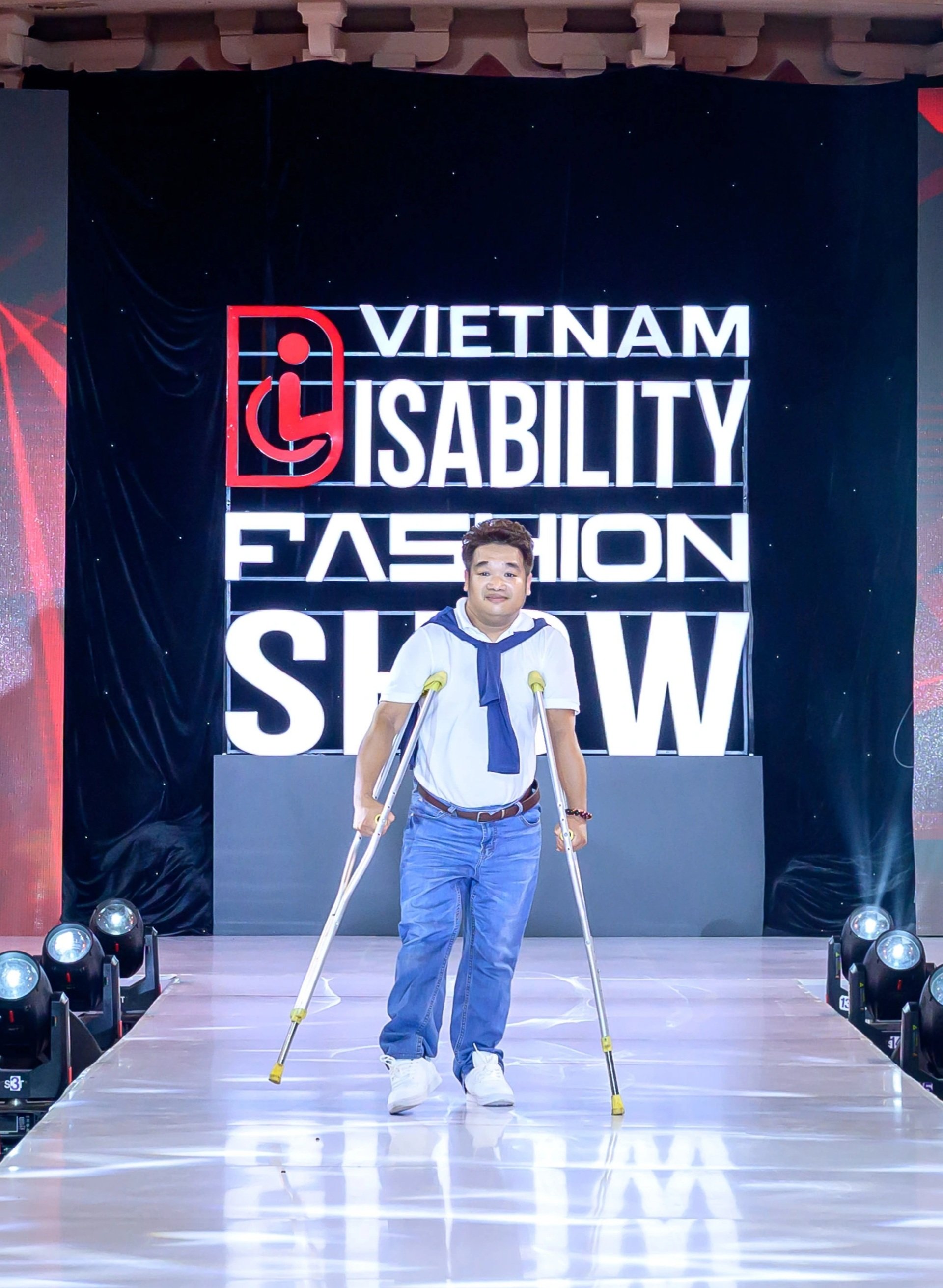 Người mẫu ngồi xe lăn, cặp vợ chồng tí hon tự tin trình diễn thời trang - 8